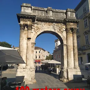 Gasthof Roman Arch- Low Budget Doublebed In Top Center, Pula
